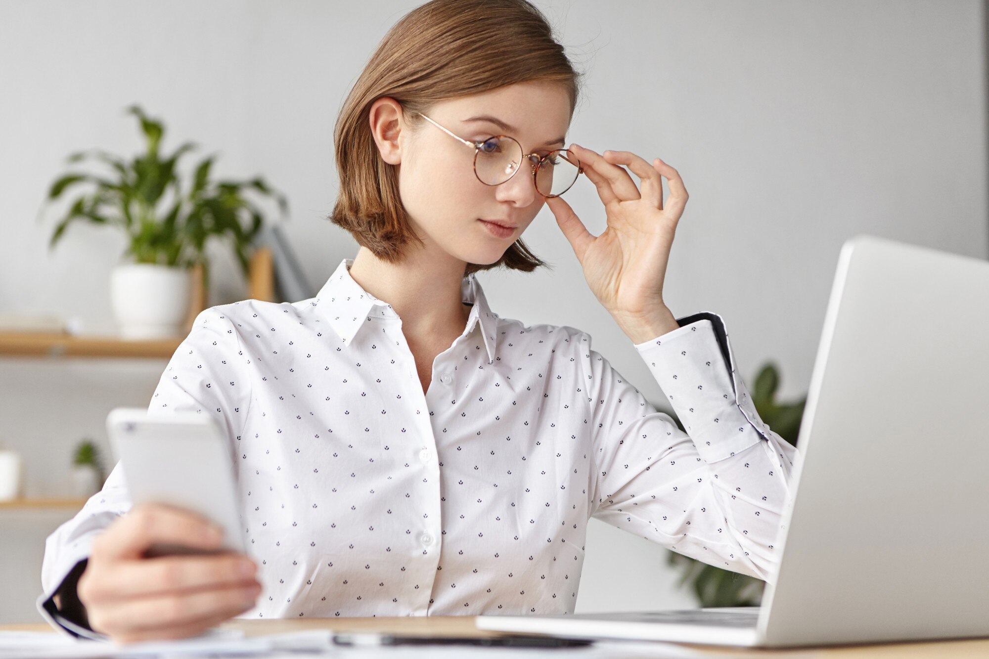 Seseorang beristirahat dengan tenang, menutup mata untuk mengurangi kelelahan mata